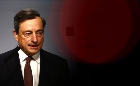 © Reuters. Draghi dice que el BCE está dispuesto a actuar contra la inflación baja