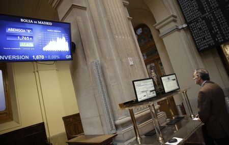© Reuters. A trader looks at computer screens at Madrid's bourse
