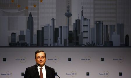 © Reuters. DRAGHI REDIT QUE LA BCE EST PRÊTE À AGIR VITE SI L'INFLATION RESTE BASSE
