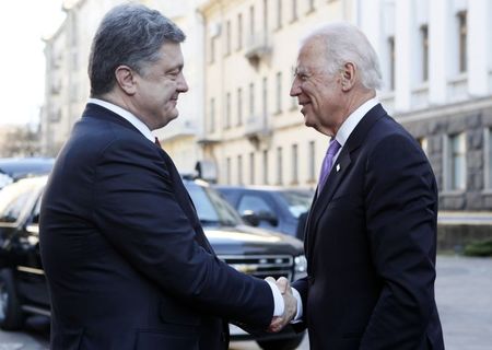 © Reuters. Ukraine's President Poroshenko shakes hands with U.S. Vice President Biden before their meeting in Kiev