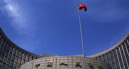© Reuters. Bandeira chinesa hasteada em frente à sede do banco central da China, em Pequim 