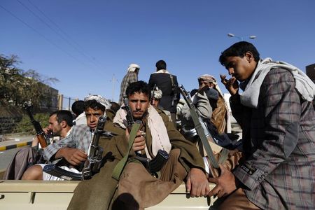 © Reuters. Shi'ite Houthi rebels ride on a patrol truck in Sanaa