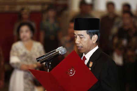 © Reuters. Indonesia's President Joko Widodo swears in Basuki Tjahaja Purnama as Jakarta governor at the Presidential palace in Jakarta