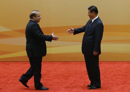 © Reuters. China's President Xi Jinping shakes hands with Pakistan's Prime Minister Nawaz Sharif at their family photo session prior to the Dialogue On Strengthening Connectivity Partnership at the Diaoyutai State Guesthouse in Beijing