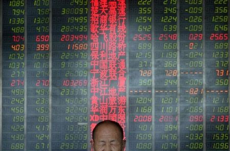 © Reuters. An investor reacts in front of an electronic board showing stock information at a brokerage house in Taiyuan