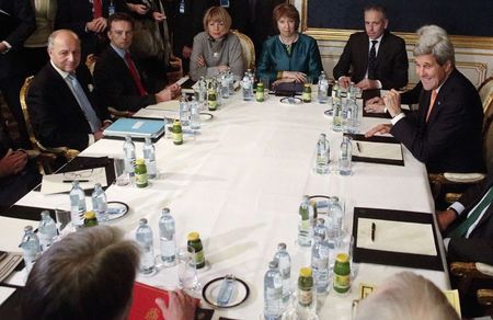 © Reuters. French Foreign Minister Fabius, EU envoy Ashton and U.S. Secretary of State Kerry look towards Britain's Foreign Secretary Hammond during talks in Vienna