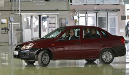 © Reuters. Russian Prime Minister Putin drives a new Lada Granta during his visit to the AvtoVaz car plant in the southern Russian city of Tolyatti