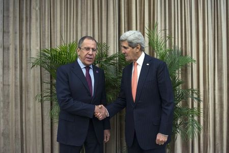 © Reuters. موسكو:لافروف وكيري يتفقان على الحاجة لجهود إضافية للتوصل لاتفاق مع إيران