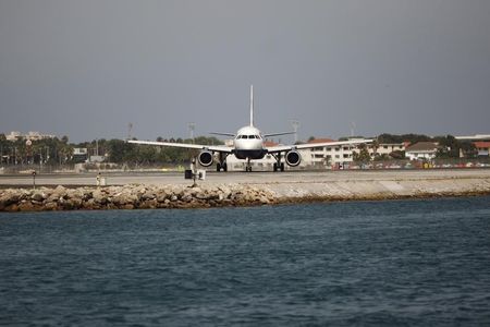 © Reuters. La disputa de España sobre Gibraltar amenaza al Cielo Único Europeo