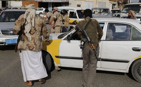 © Reuters. القاعدة في جزيرة العرب تقول إن الحوثيين سيدفعون ثمن تقدمهم باليمن