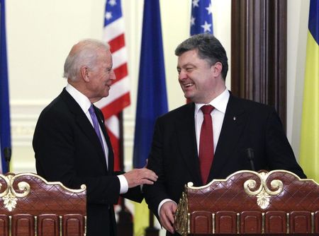 © Reuters. Ukraine's President Poroshenko and U.S. Vice President Biden smile as they arrive at a news conference in Kiev