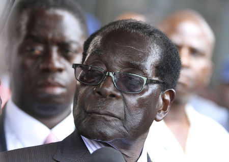 © Reuters. Zimbabwe President Robert Mugabe addresses supporters outside his ZANU PF party headquarters in Harare