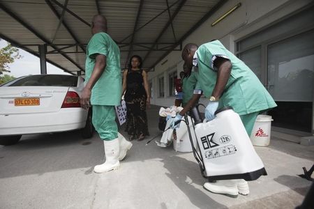 © Reuters. Funcionários de saúde durante um treinamento para lidar com o Ebola, no Congo