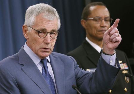 © Reuters. U.S. Secretary of Defense Hagel gestures next to Strategic Command commander Adm. Haney at a news briefing to announce reforms to the nuclear enterprise at the Pentagon in Washington
