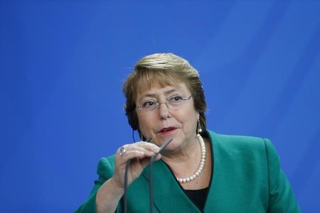 © Reuters. Condenados dos coroneles chilenos por torturas y muerte del padre de Bachelet