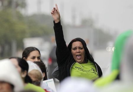 © Reuters. Walmart workers and their supporters in Miami protest during Global Day for Decent Work at Walmart outside the Walmart Latin American Headquarters in Doral