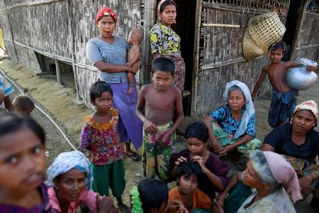 © Reuters. Rohingya Muslims pass time near their shelter at a refugee camp  outside Sittwe