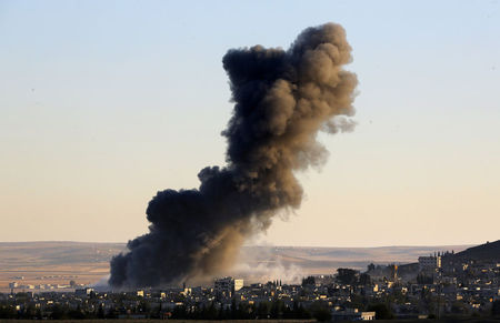 © Reuters. Thick smoke rises over Kobani after an air-strike