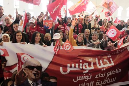 © Reuters. Supporters of Beji Caid Essebsi, presidential candidate and leader of Tunisia’s secular Nidaa Tounes party, attend a campaign event in Sfax