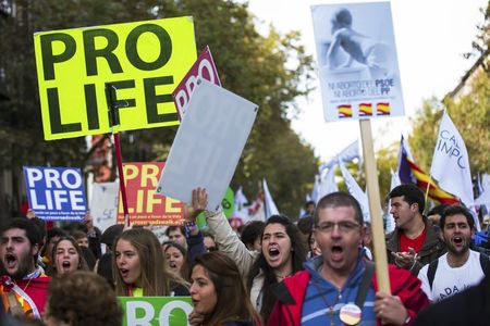 © Reuters. Miles de personas se manifiestan en Madrid por retirada de la ley del aborto