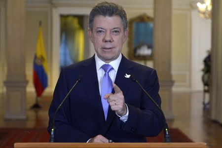 © Reuters. Handout photo shows Colombia's President Juan Manuel Santos speaking during a national address in Bogota