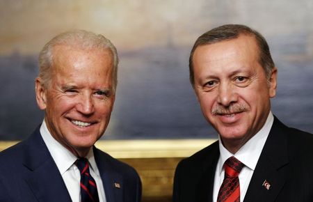 © Reuters. U.S. VP Biden meets with Turkey's President Erdogan in Istanbul