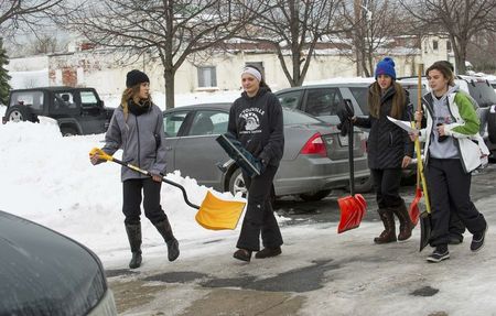 © Reuters. Volunteers, led by the Old First Ward Community Association, gather for a shovel brigade coordinated by the City in Buffalo