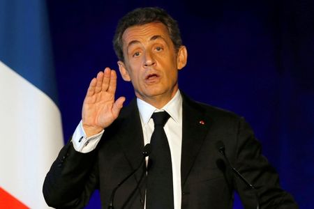 © Reuters. El ex presidente francés Nicolas Sarkozy durante un acto de su campaña por la dirección del UMP, Burdeos  