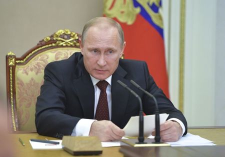 © Reuters. Putin asegura en una entrevista que Rusia no está aislada