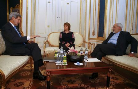 © Reuters. U.S. Secretary of State Kerry, Iranian FM Zarif and EU envoy Ashton pose for photographers in Vienna