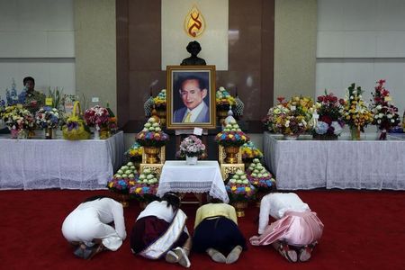 © Reuters. Well-wishers pray for the health of Thailand's revered King Bhumibol Adulyadej at the Siriraj hospital in Bangkok