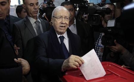 © Reuters. Beji Caid Essebsi, leader of Tunisia's secular Nidaa Tounes party and a presidential candidate, casts his vote at a polling station in Tunis