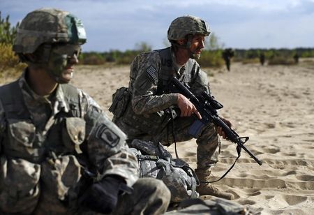 © Reuters. Troops from the U.S. Army's 173rd Infantry Brigade Combat Team participate at the NATO-led exercise "Orzel Alert" in Bledowska Desert in Chechlo