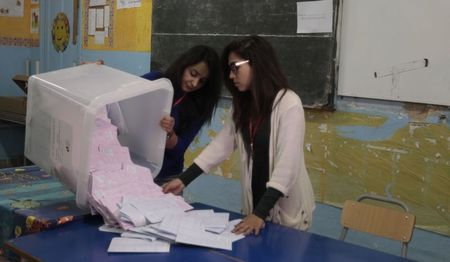 © Reuters. التونسيون يصوتون في أول انتخابات رئاسية حرة مباشرة