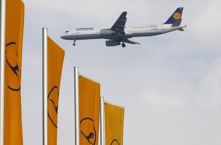 © Reuters. Airplane of German air carrier Lufthansa lands at the airline's main hub in Frankfurt