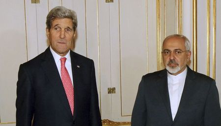 © Reuters. U.S. Secretary of State Kerry and Iranian FM Zarif before their meeting in Vienna