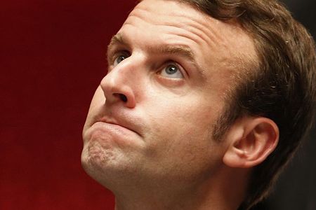 © Reuters. French Economy Minister Emmanuel Macron reacts during the questions to the government session before the vote on the 2015 budget bill at the National Assembly in Paris