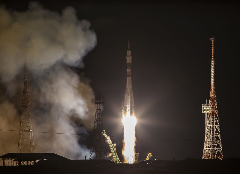 © Reuters. طاقم متعدد الجنسيات ينطلق على متن سويوز الى محطة الفضاء الدولية