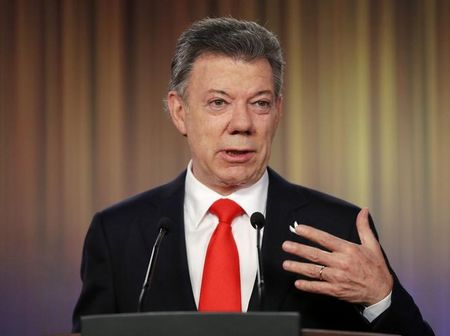 © Reuters. Foto de archivo del presidente de Colombia, Juan Manuel Santos, durante una conferencia de prensa en el Palacio Nariño en Bogotá