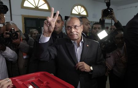 © Reuters. المرزوقي يدعو السبسي الى مناظرة تلفزيونية في الدور الثاني للرئاسية في تونس
