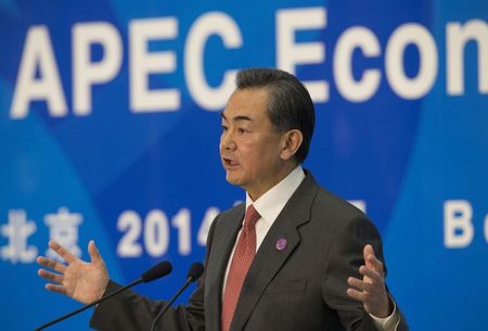 © Reuters. Chinese Foreign Minister Wang Yi gestures during a news conference on Asia-Pacific Economic Cooperation (APEC) related meetings at the China National Convention Center in Beijing