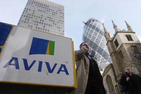 © Reuters. Pedestrians walk past an Aviva logo outside the company's head office in the city of London