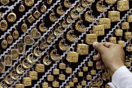 © Reuters. Золотые украшения в ювелирном магазине в Мекке