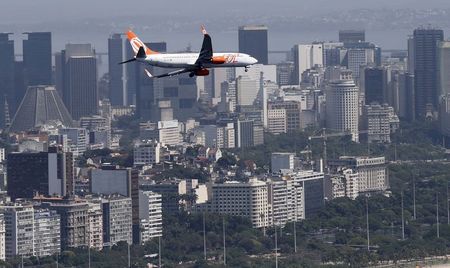 © Reuters. Avião da Gol se preparando para pousar no aeroporto Santos Dumont