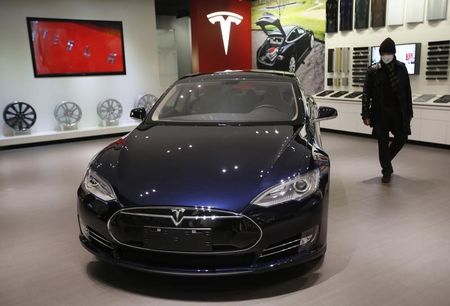 © Reuters. A man looks at Tesla Motors' Model S P85 at its showroom in Beijing