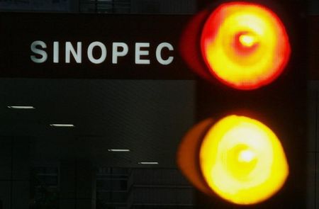 © Reuters. A Sinopec gas station is seen behind traffic lights in Hong Kong