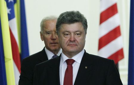 © Reuters. Ukraine's President Poroshenko and U.S. Vice President Biden walk into a hall before a news conference in Kiev