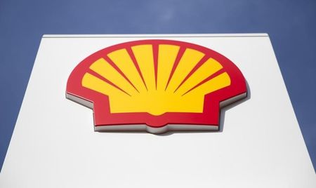 © Reuters. A logo for Shell is seen on a garage forecourt in central London