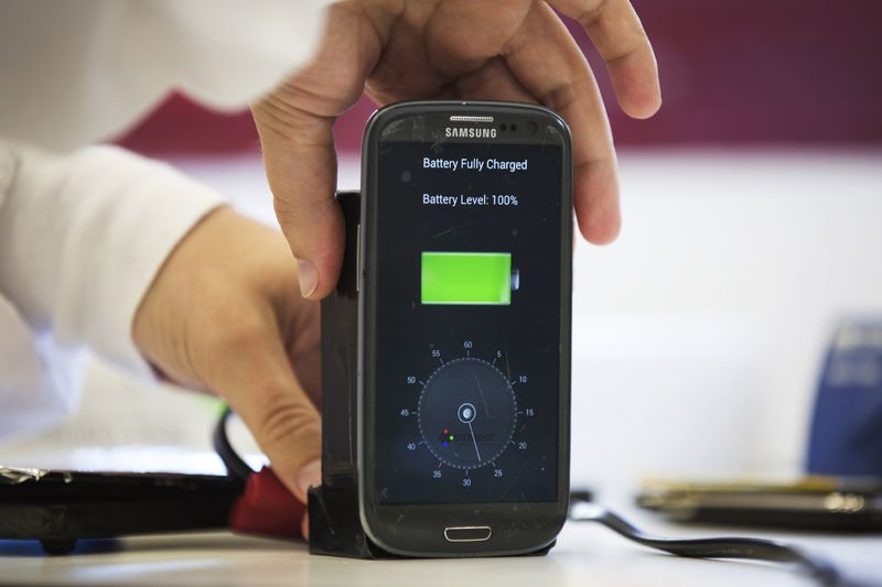 © Reuters. Una compañía israelí dice poder cargar un móvil en 30 segundos