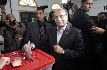 © Reuters. Tunisian President Moncef Marzouki casts his vote at a polling station during Tunisia's presidential election in Sousse